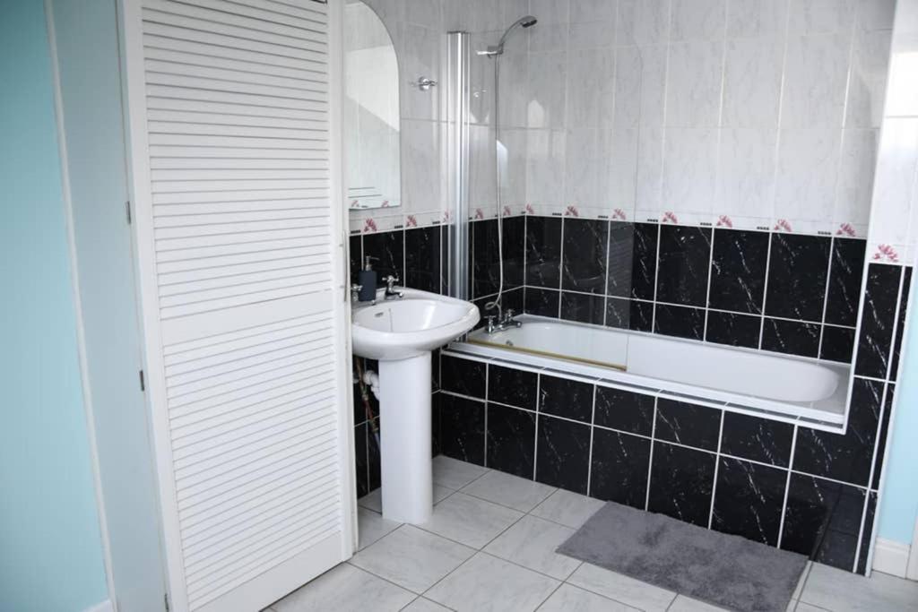 Whitehead Holiday Cottage Екстер'єр фото